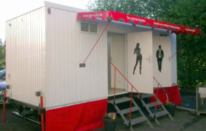 Toilettenwagen der Firma KEM Zelte